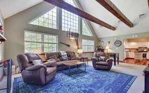 TV, fireplace, video games, foosball - ⛱️⛷️⛰️Mt. Maplewood Chalet❤️Family-Budget☆HotTub☆Fireplace☆Games☆Ski☆Dogs+ (Pocono Lake)