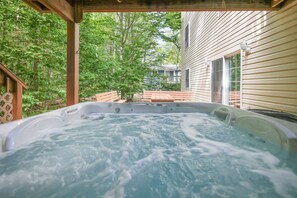 Terrace/patio - ⛱️⛷️⛰️Mt. Maplewood Chalet❤️Family-Budget☆HotTub☆Fireplace☆Games☆Ski☆Dogs+ (Pocono Lake)