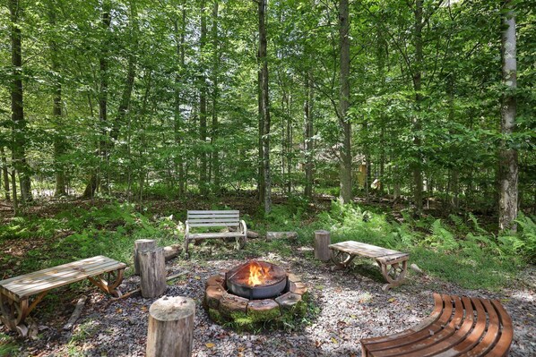 Property grounds - ⛱️⛷️⛰️Mt. Maplewood Chalet❤️Family-Budget☆HotTub☆Fireplace☆Games☆Ski☆Dogs+ (Pocono Lake)