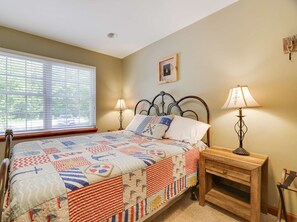 6 bedrooms, desk, iron/ironing board, travel cot - ⛱️⛷️⛰️Mt. Maplewood Chalet❤️Family-Budget☆HotTub☆Fireplace☆Games☆Ski☆Dogs+ (Pocono Lake)