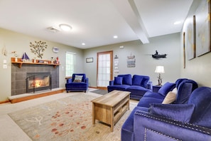 TV, fireplace, video games, table football - ⛱️⛷️⛰️Mt. Maplewood Chalet❤️Family-Budget☆HotTub☆Fireplace☆Games☆Ski☆Dogs+ (Pocono Lake)