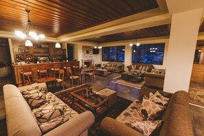 Interior - Thea Mainalou (Gortynia)