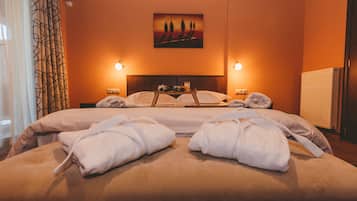Suite, cheminée, vue montagne | Literie de qualité supérieure, couette en duvet d'oie, minibar