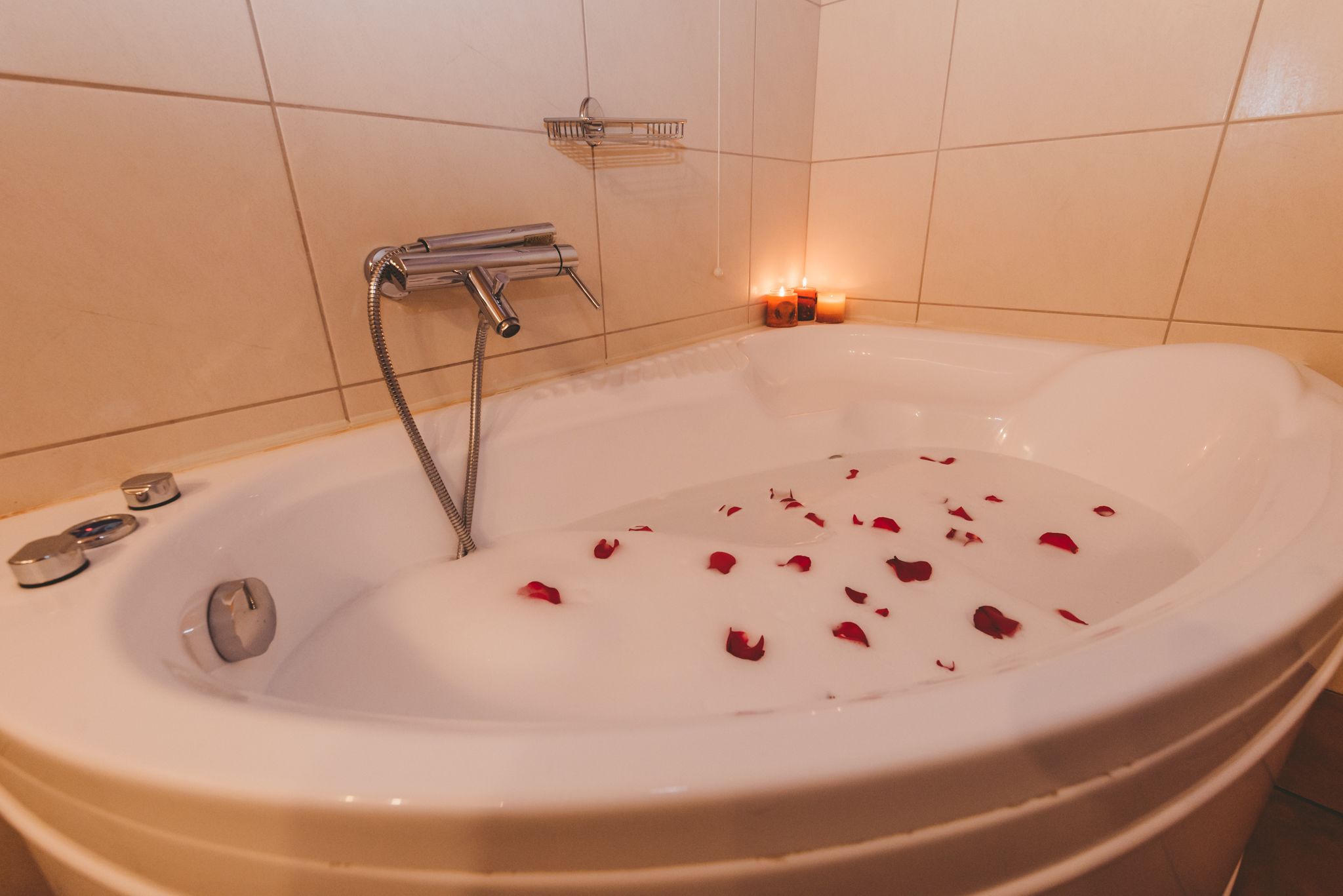 suite, fireplace, mountain view | bathroom | hydromassage showerhead, free toiletries, hair dryer, slippers