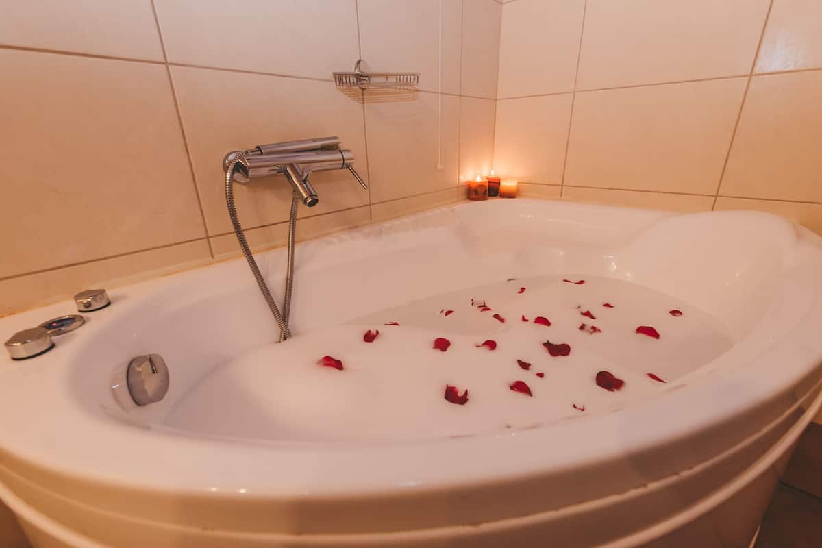 suite, fireplace, mountain view | bathroom | hydromassage showerhead, free toiletries, hair dryer, slippers