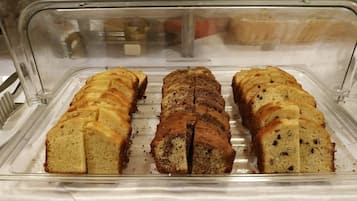 Una vitrina con tres hogazas de pan, cada una rebanada y dispuestas ordenadamente.
