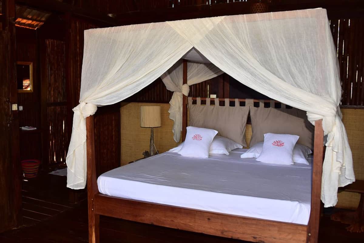 Traditional Double Room, Non Smoking, Sea View | Blackout drapes, bed sheets