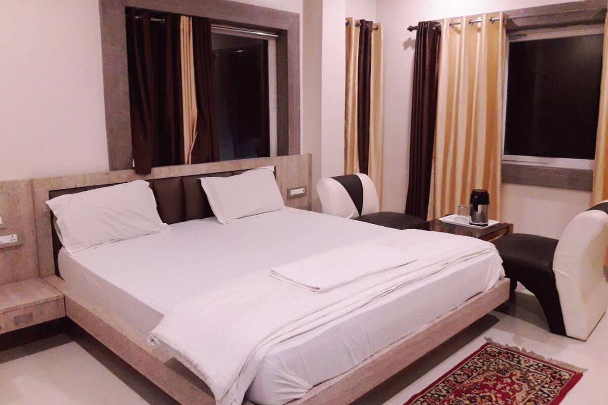 Soundproofing, free WiFi, bed sheets