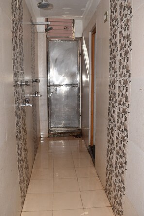 Chambre Premium, 1 lit double, non-fumeurs | Salle de bain | Douche, articles de toilette gratuits, serviettes fournies