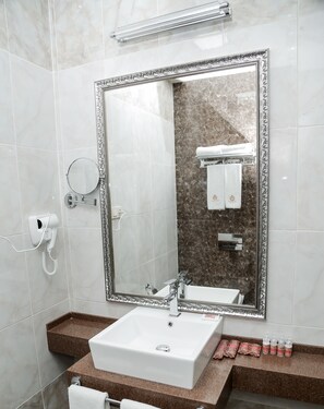 Shower, hair dryer, slippers, towels - Gm City Hotel (Baku)