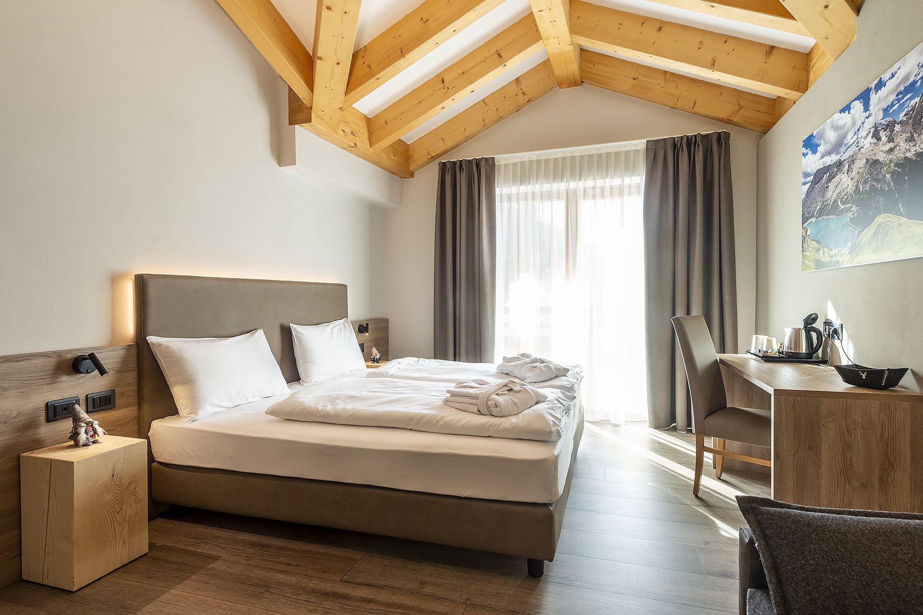 deluxe double room | premium bedding, minibar, in-room safe, desk