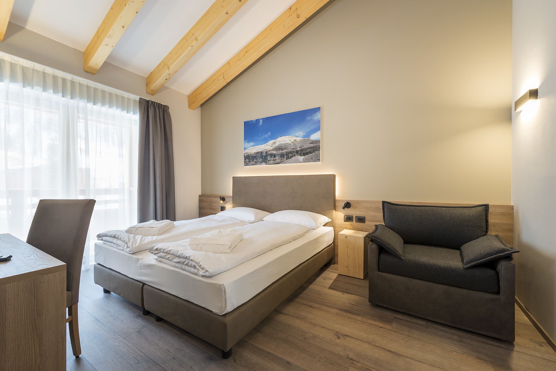 classic double room | premium bedding, minibar, in-room safe, desk