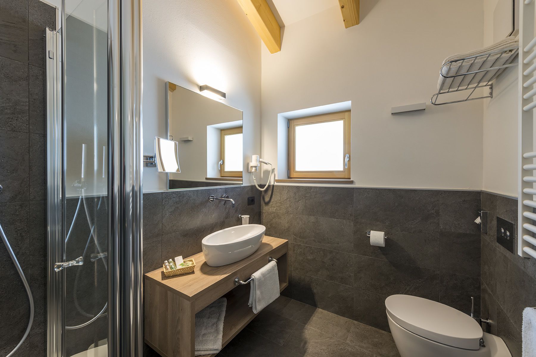 classic double room | bathroom | shower, rainfall showerhead, free toiletries, hair dryer