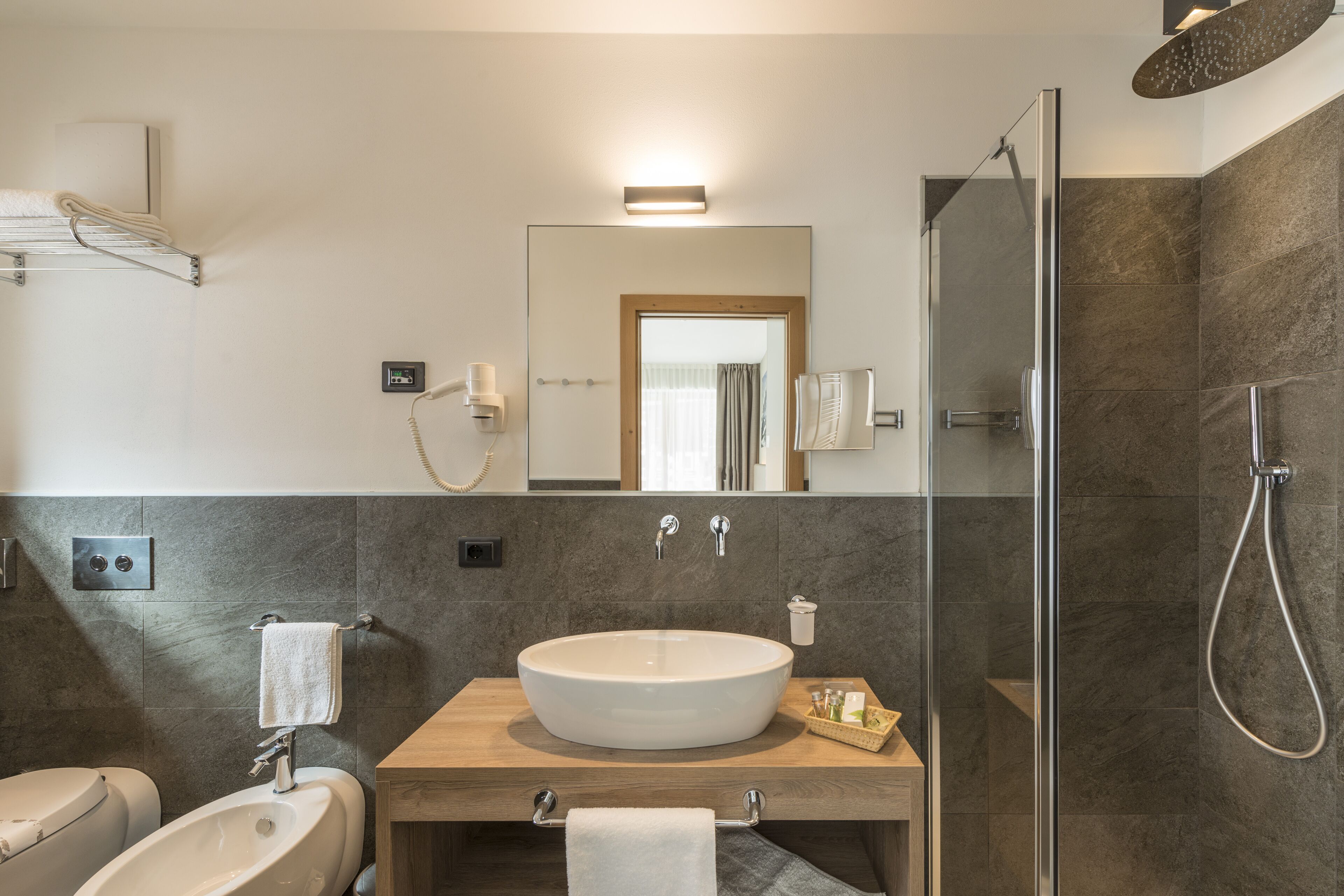 deluxe double room | bathroom | shower, rainfall showerhead, free toiletries, hair dryer