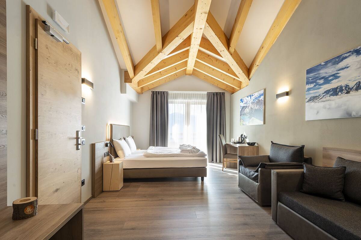 deluxe double room | premium bedding, minibar, in-room safe, desk