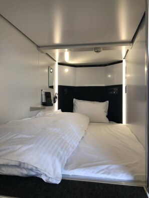 Down comforters, free WiFi, bed sheets - HEARTS Capsule Hotel & Spa HAKATA (Fukuoka)