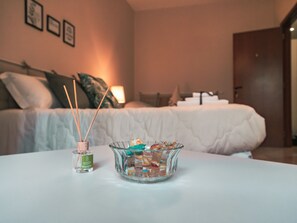 Chambre Triple, salle de bains commune, vue cour intérieure | Bureau, Wi-Fi gratuit, draps fournis