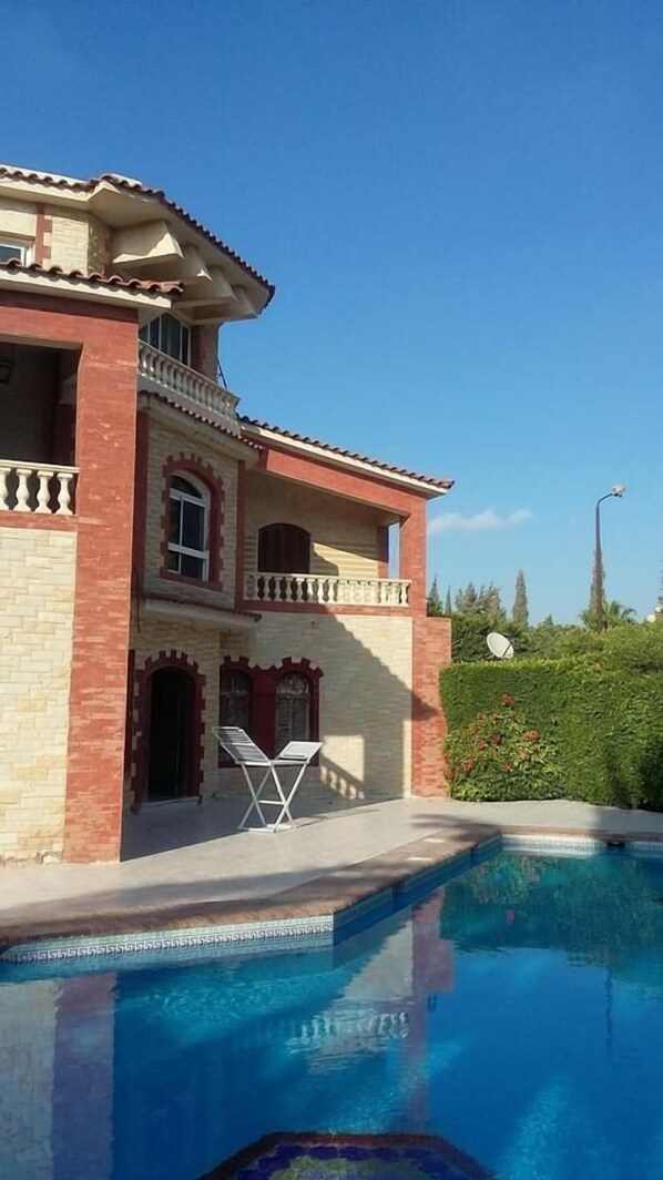 Villa, 4 Bedrooms | 4 bedrooms, in-room safe, desk, blackout drapes - Villa Dr. Atef Darwish (Al-'Amriyah)