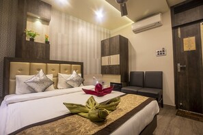 Soundproofing, rollaway beds, free WiFi, bed sheets - Nu Blue Moon Guest House (Howrah)