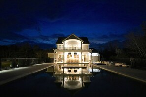 Exterior - The Black Stallion 24BR for Corporate Retreats, Weddings, & Family Gatherings! Pets Stay Free! (Corolla)