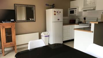 Geladeira, micro-ondas, fogão, cooktop