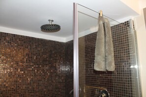 Shower, free toiletries, hair dryer, towels - The secret garden - oasis of peace in the historic center (Napoli)