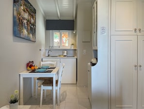 Fridge, stovetop, coffee/tea maker, electric kettle