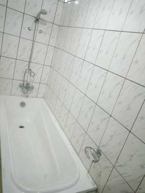 标准双人房 | 浴室 | 深泡浴缸、免费洗浴用品、拖鞋、坐浴桶