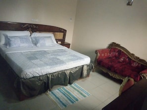 标准双人房 | 高档床上用品、羽绒被、办公桌、遮光窗帘