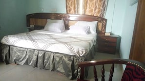 标准双人房 | 高档床上用品、羽绒被、办公桌、遮光窗帘