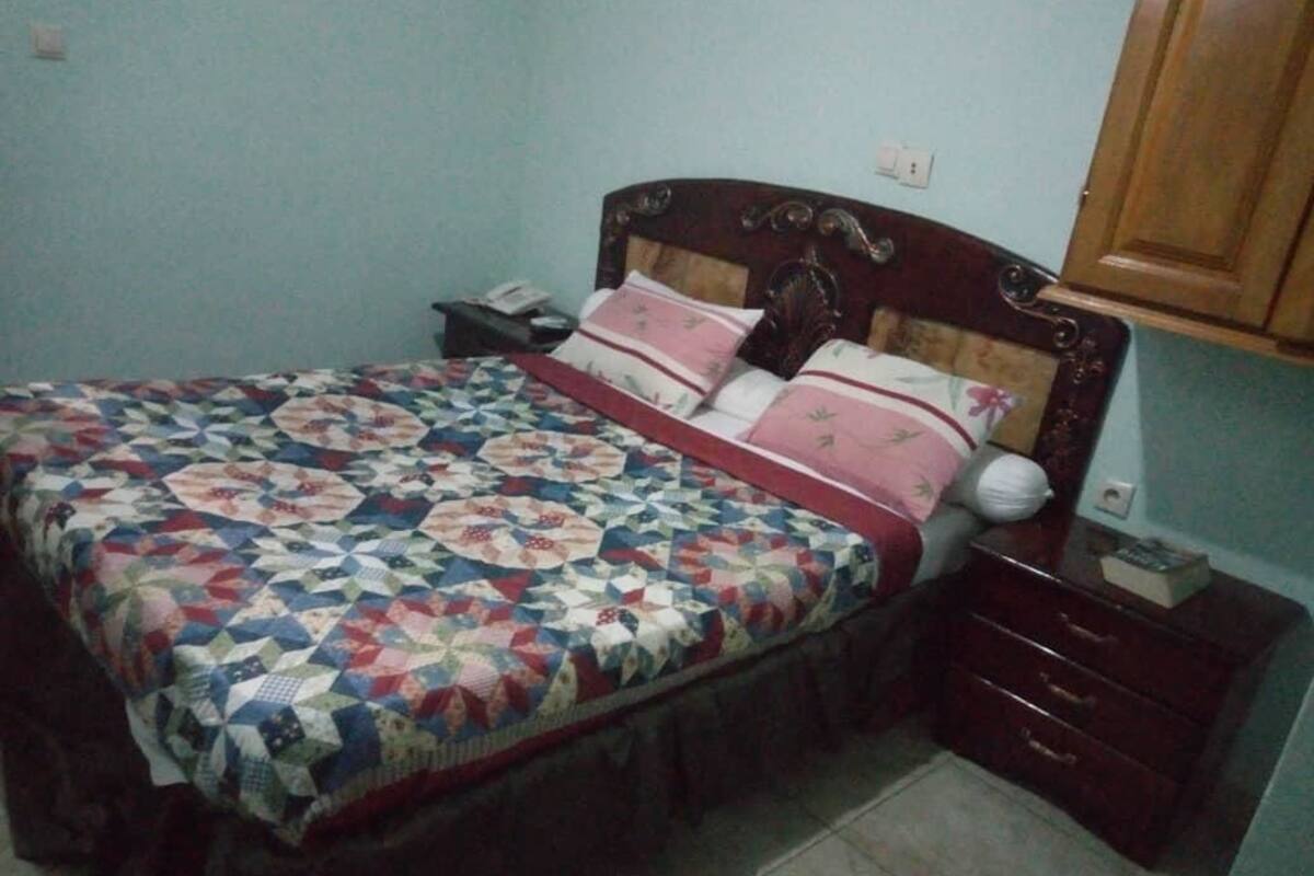 高档床上用品、羽绒被、办公桌、遮光窗帘