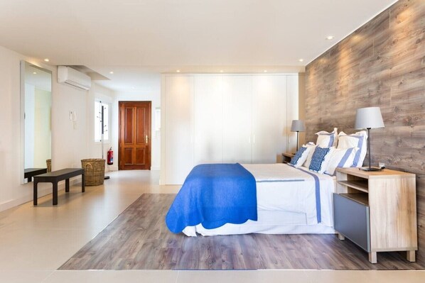 Desk, iron/ironing board, WiFi, bed sheets