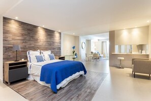 Een bureau, een strijkplank/strijkijzer, wifi, beddengoed