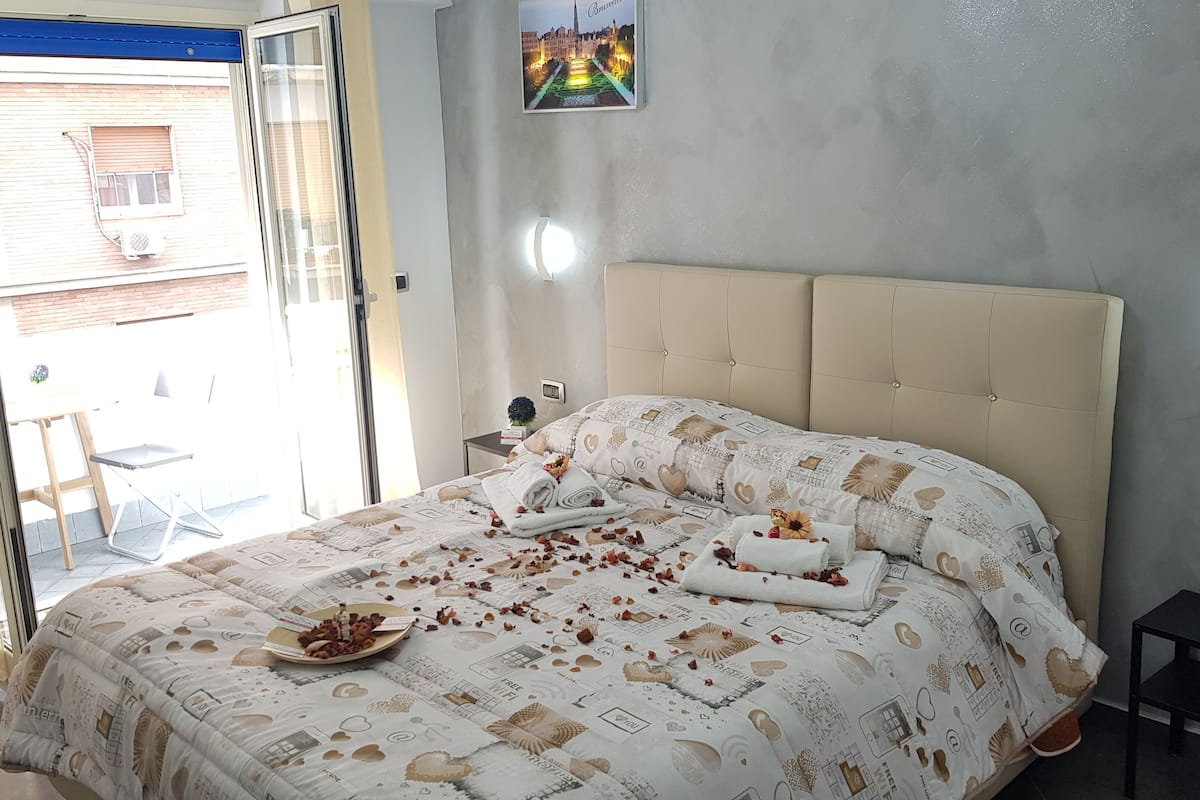أغطية فراش متميزة وأسرّة بإسفنج يتكيف مع شكل الجسم وميني بار