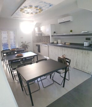 ตู้เย็น, ไมโครเวฟ, เครื่องชงกาแฟ/ชา, กาต้มน้ำไฟฟ้า