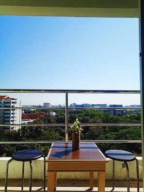 1 Bedroom Condo | 1 ห้องนอน, เครื่องนอนป้องกันสารก่อภูมิแพ้, ตู้นิรภัยในห้องพัก