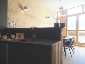 Kühlschrank, Ofen, Geschirrspüler, Wasserkocher mit Kaffee-/Teezubehör