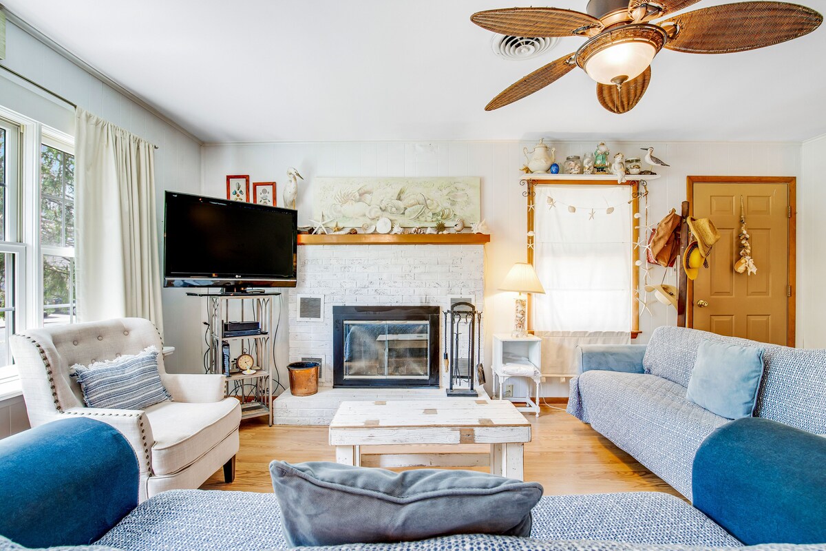 Dog-friendly beach cottage with WiFi, W/D, updated kitchen & outdoor shower