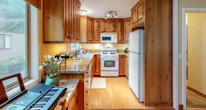 Centrally located condo with mountain views - on bike path