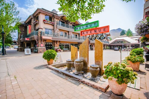 Centrally located condo with mountain views - on bike path