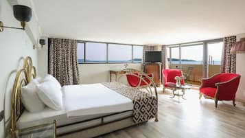 Junior Suite, Sea View | 1 bedroom, iron/ironing board, free WiFi, bed sheets