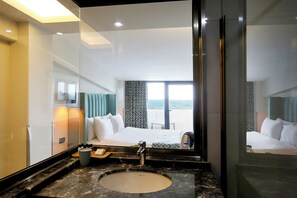 Shower, free toiletries, hair dryer, slippers - Urla Pera Hotel (Urla)