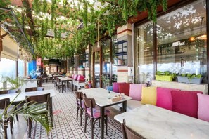 供应早餐、午餐和晚餐