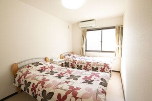 Tabla de planchar con plancha, wifi gratis y ropa de cama