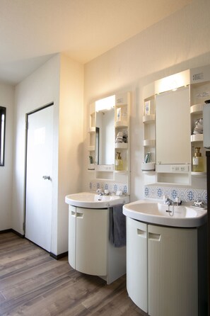 Bañera con ducha, bañera profunda, artículos de tocador gratuitos