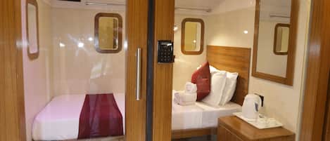 In-room safe, free WiFi, bed sheets