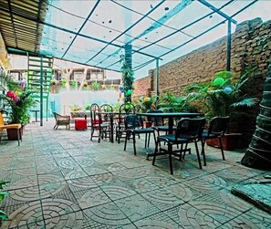 Garden - Qubestay Airport Capsule Hotel & Hostel (Mumbai)