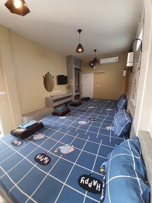 Design Quadruple Room | Desk, blackout drapes, soundproofing, free WiFi - Jumbo Villa Homestay and Resort (Wiset Chai Chan)