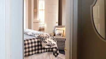 Standard Room, 1 Queen Bed, Bathtub (4) | Premium bedding, individually decorated, iron/ironing board, free WiFi
