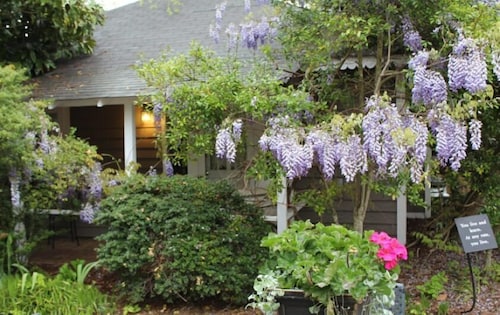 Hope and Glory Inn and Vineyard